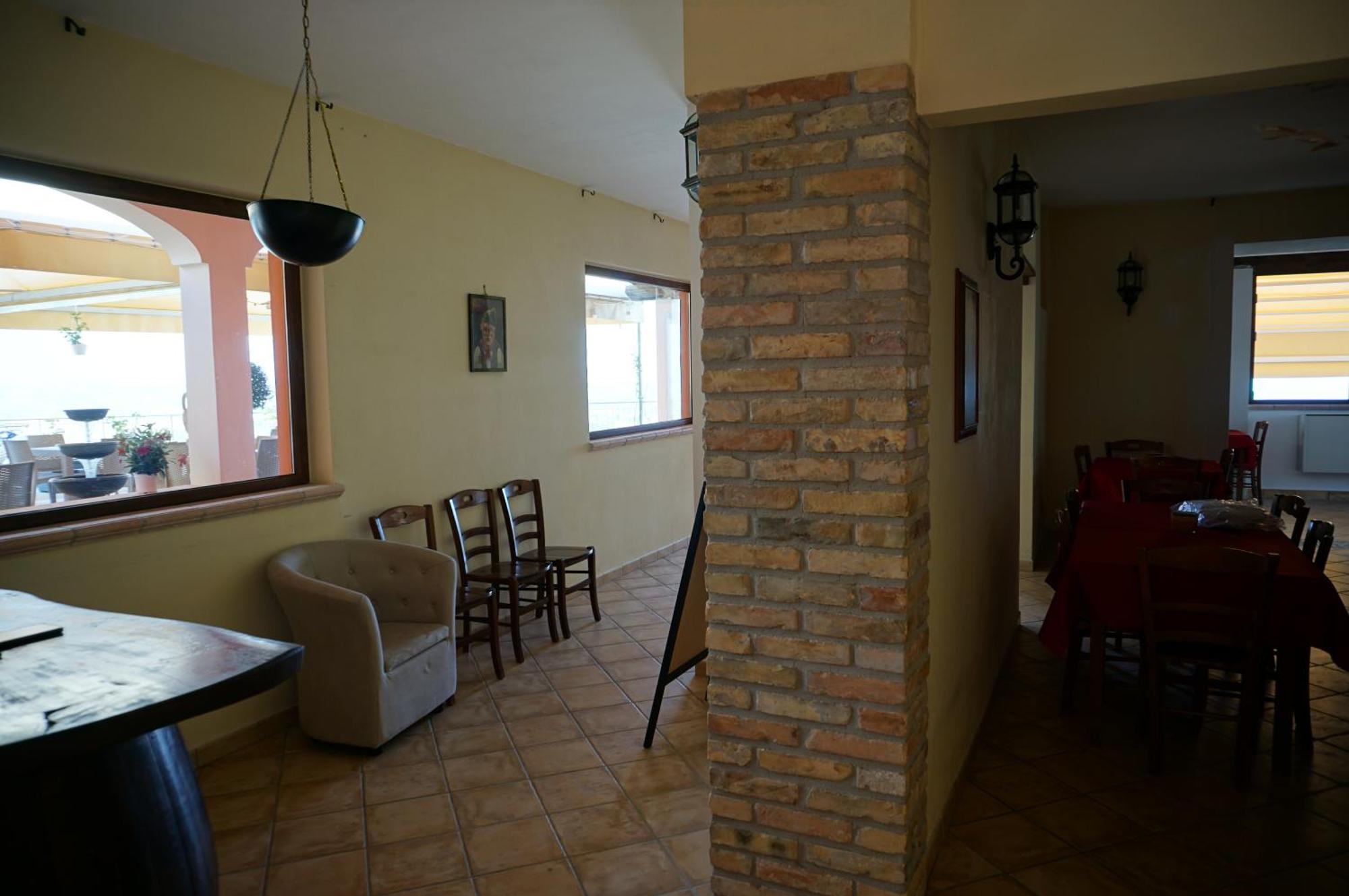 La Terrazza Motta Bed & Breakfast Atri Exterior photo