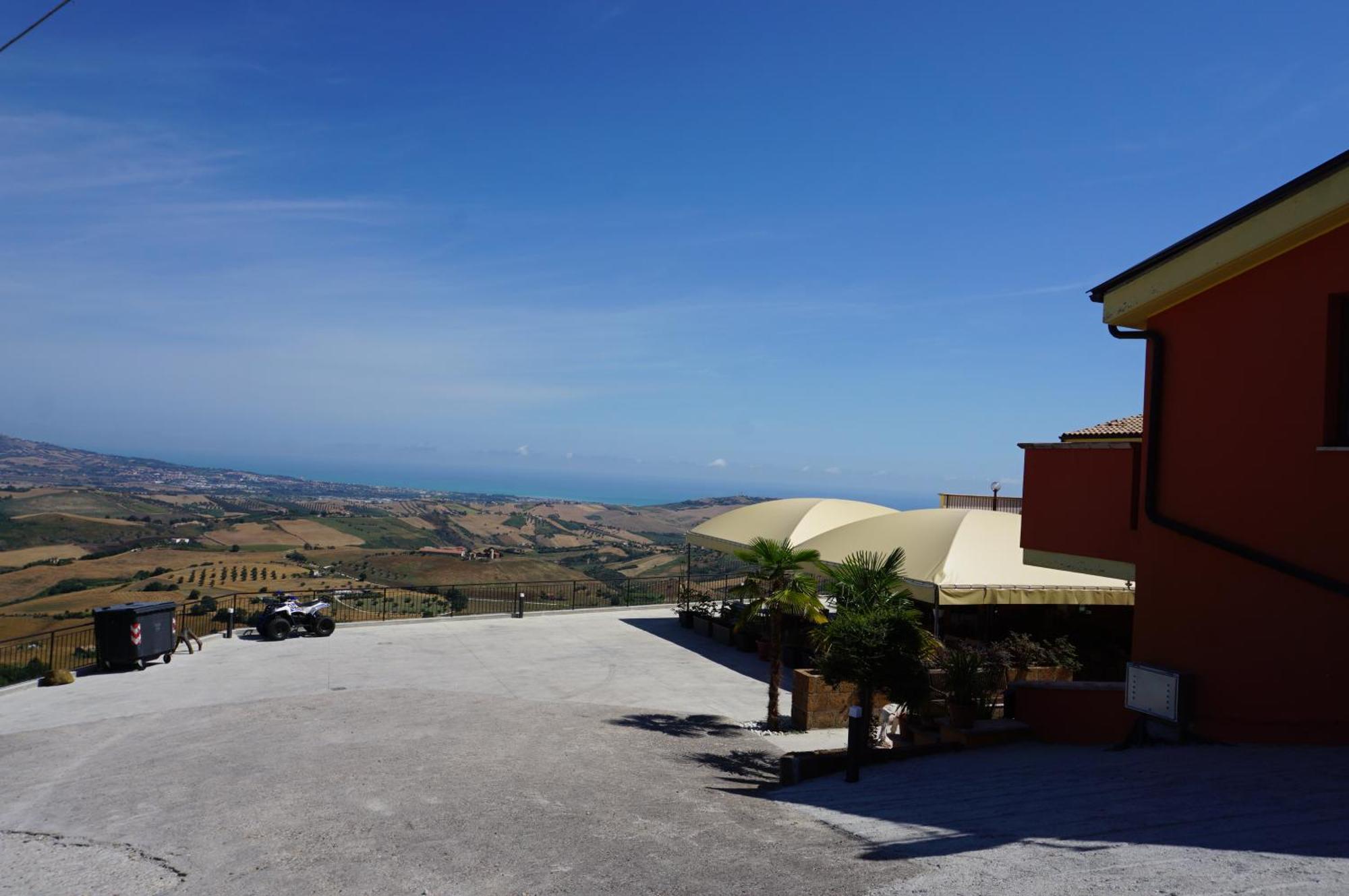 La Terrazza Motta Bed & Breakfast Atri Exterior photo