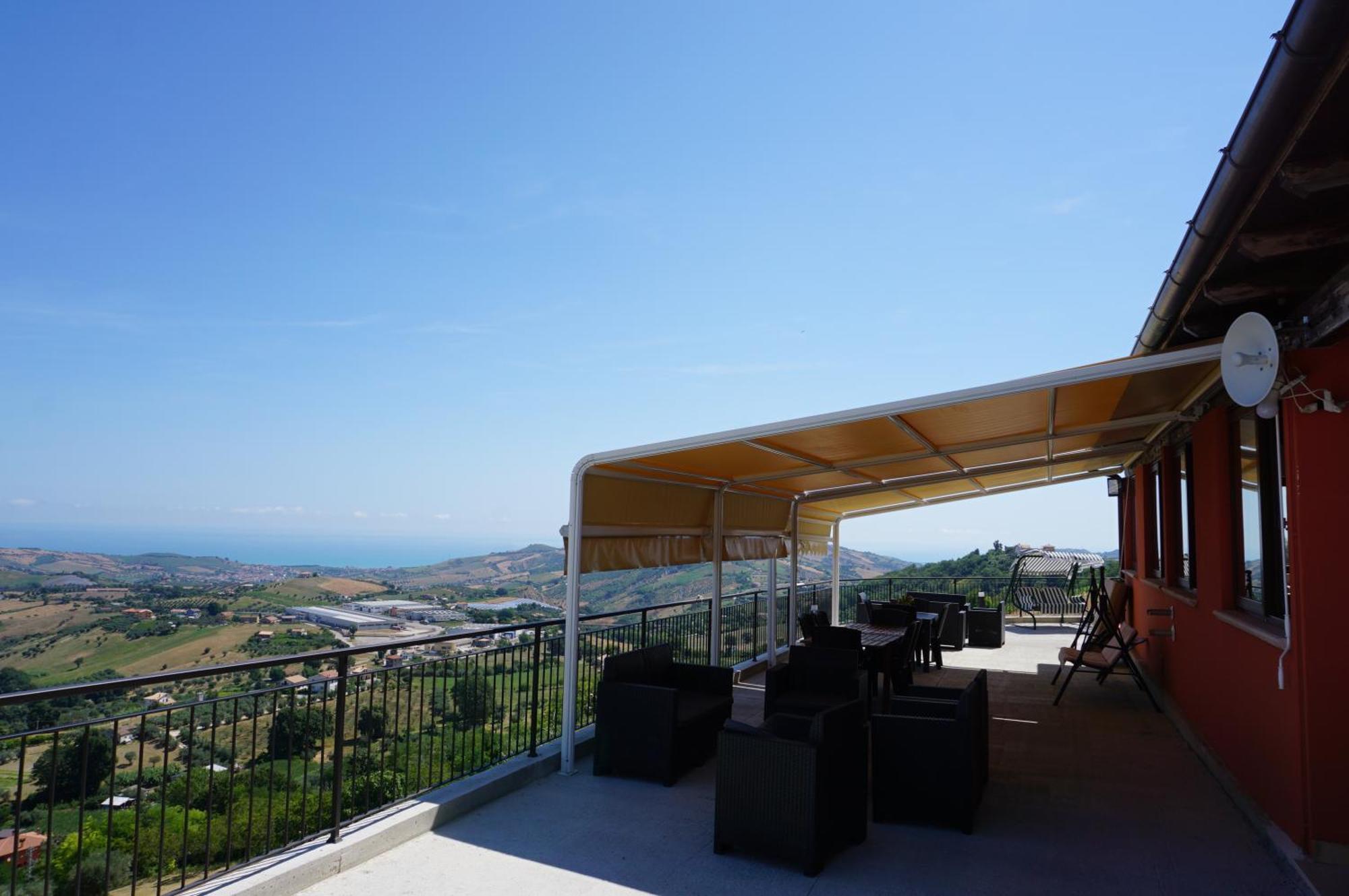 La Terrazza Motta Bed & Breakfast Atri Exterior photo