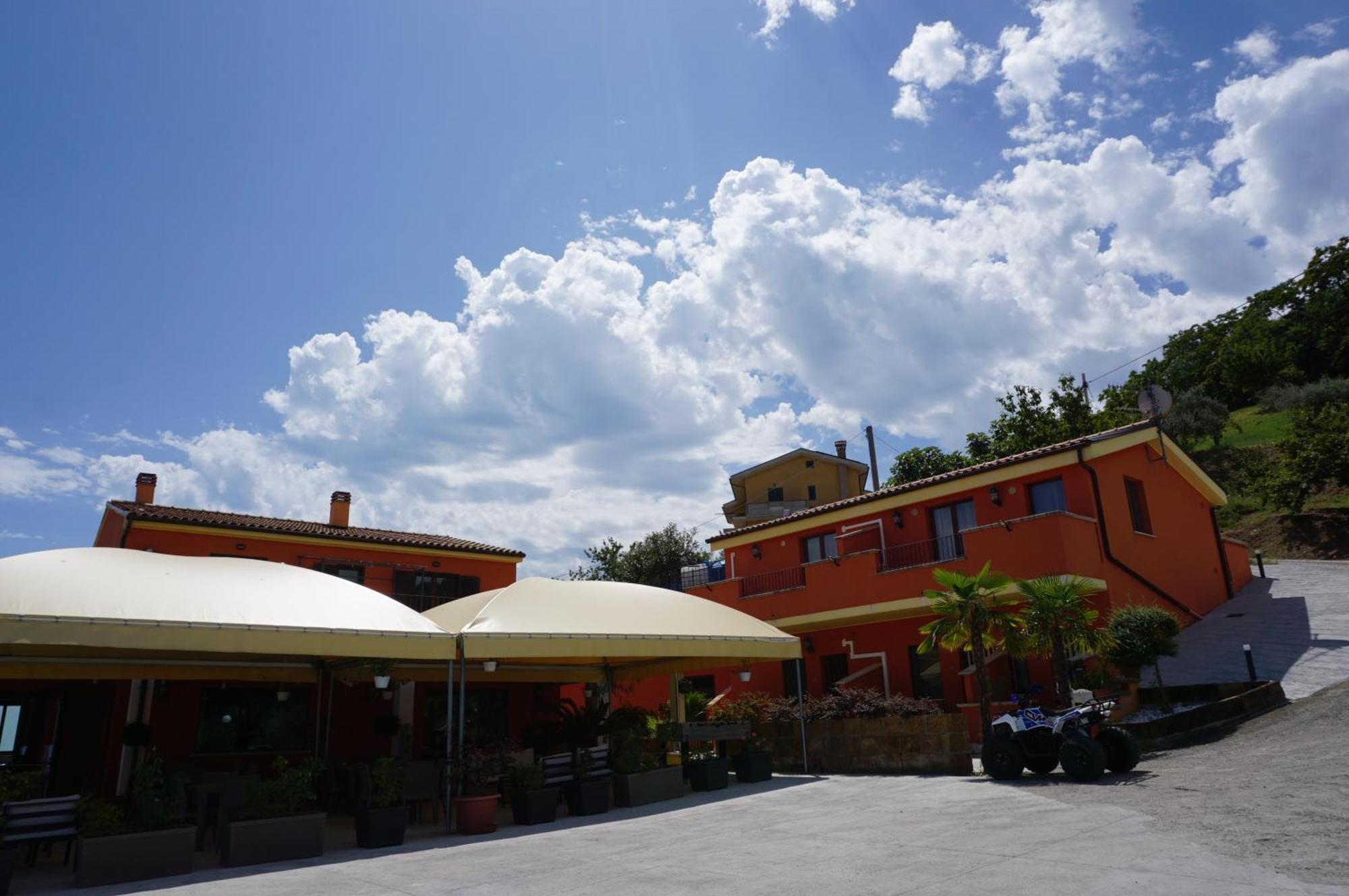 La Terrazza Motta Bed & Breakfast Atri Exterior photo