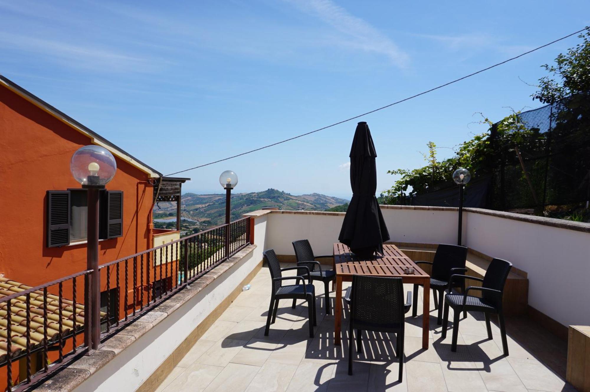La Terrazza Motta Bed & Breakfast Atri Exterior photo