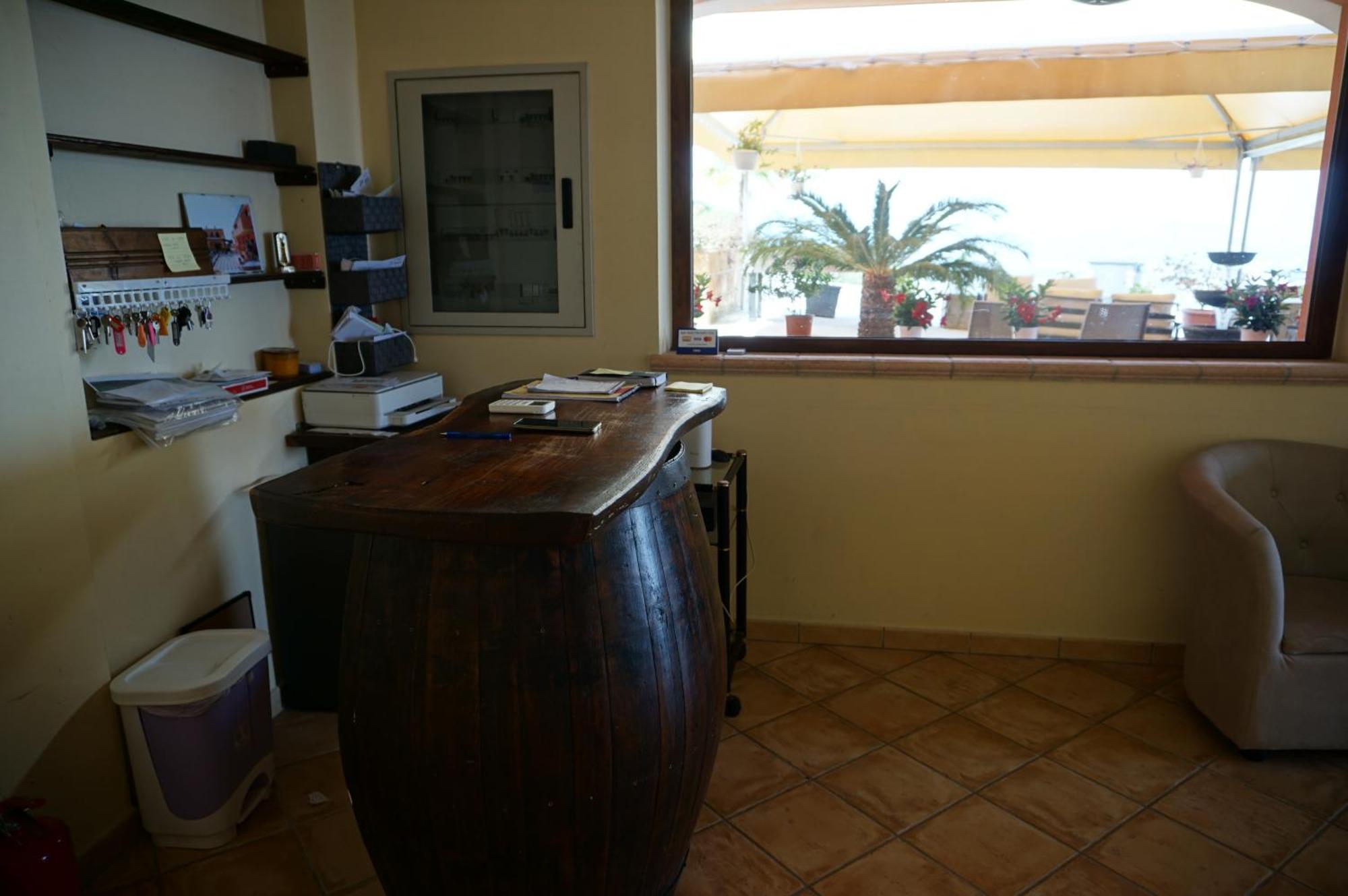 La Terrazza Motta Bed & Breakfast Atri Exterior photo