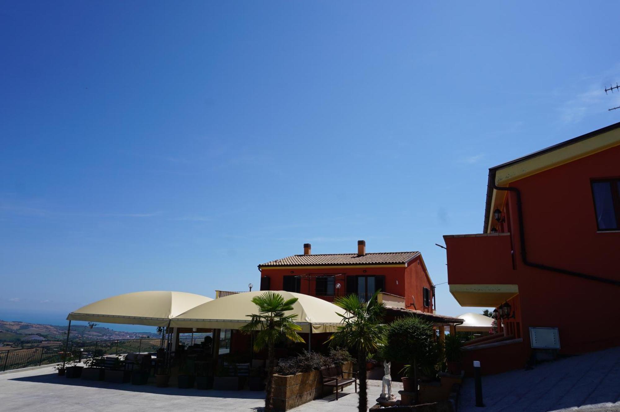 La Terrazza Motta Bed & Breakfast Atri Exterior photo