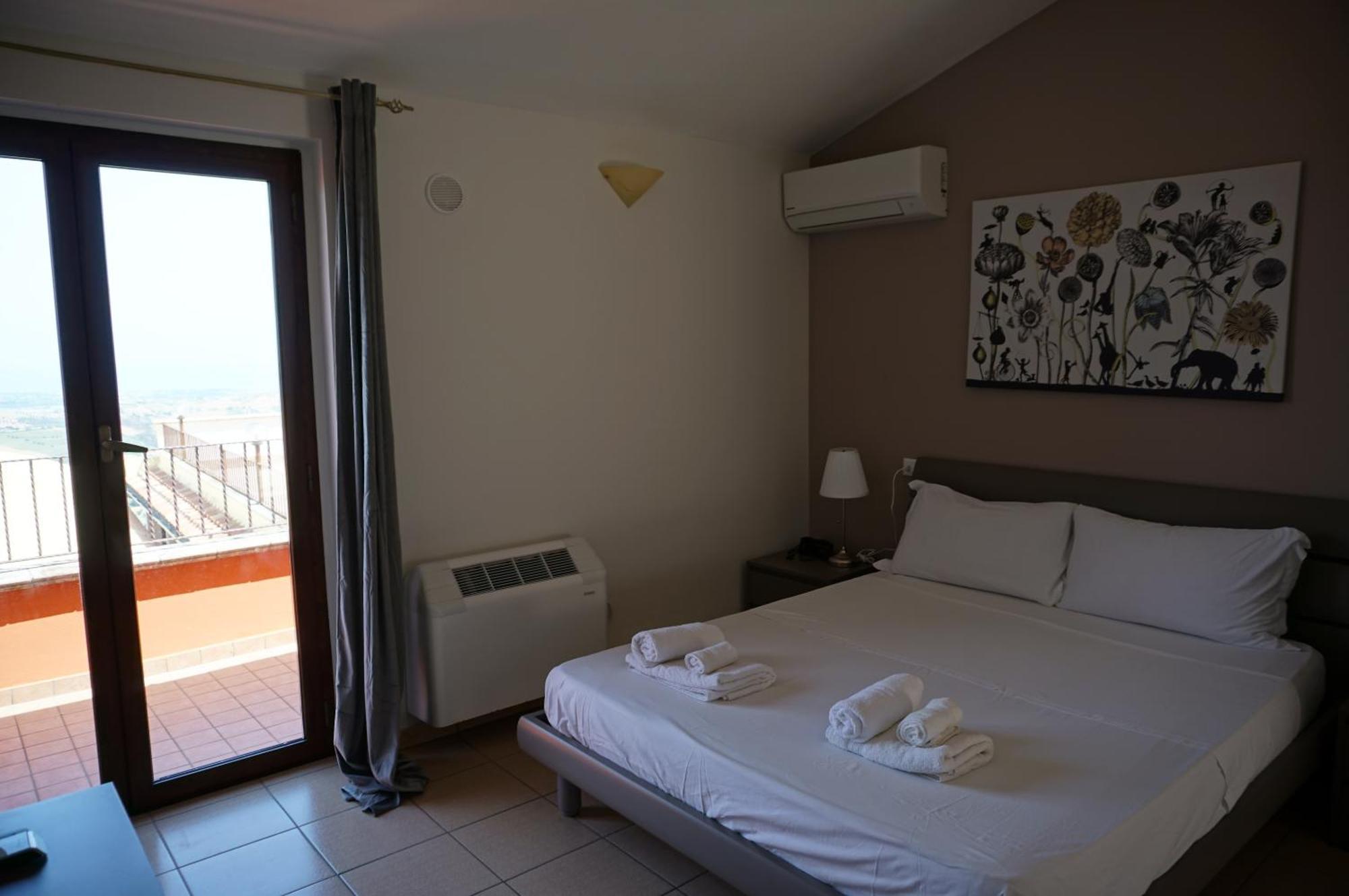 La Terrazza Motta Bed & Breakfast Atri Exterior photo