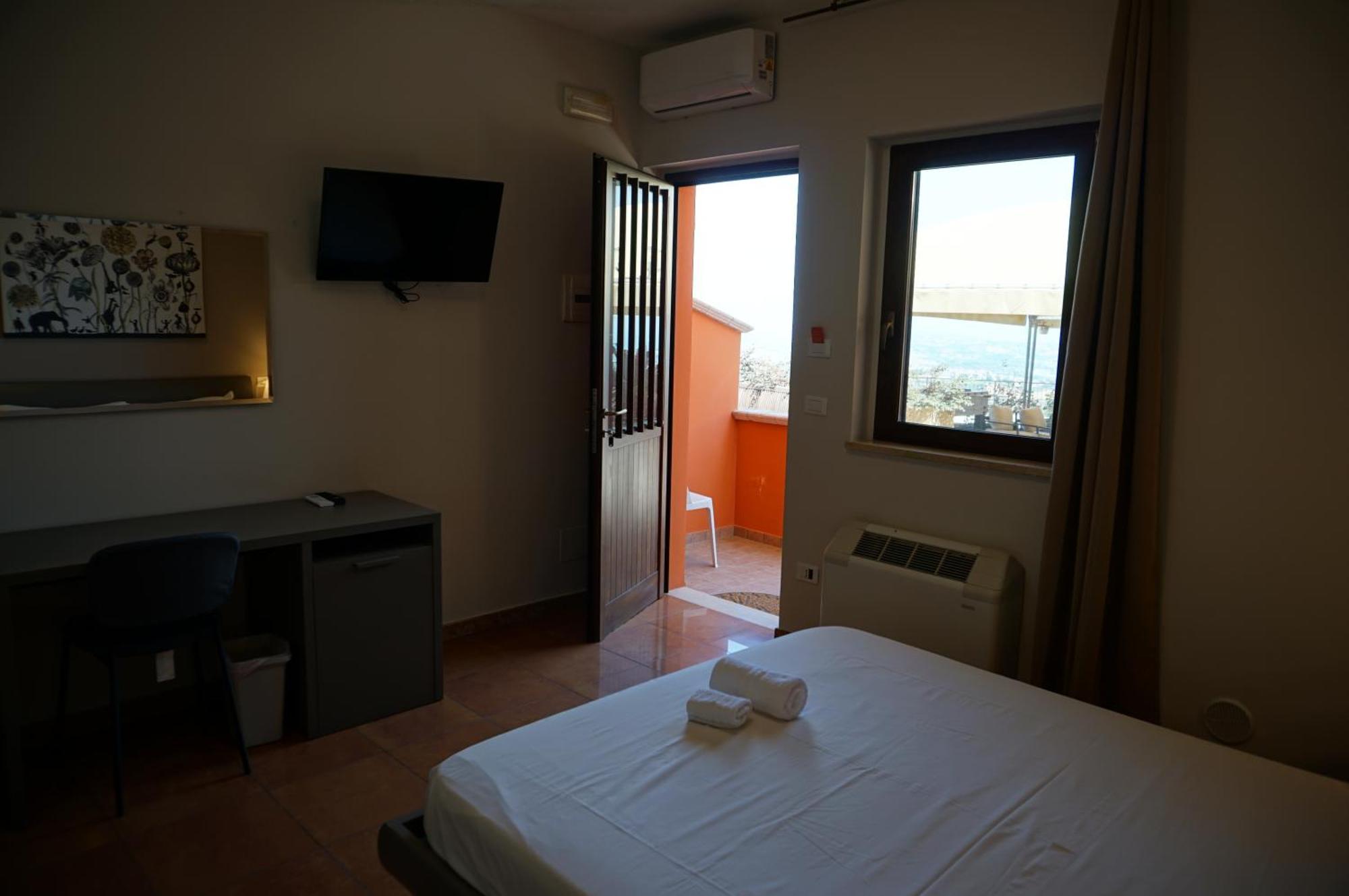La Terrazza Motta Bed & Breakfast Atri Exterior photo