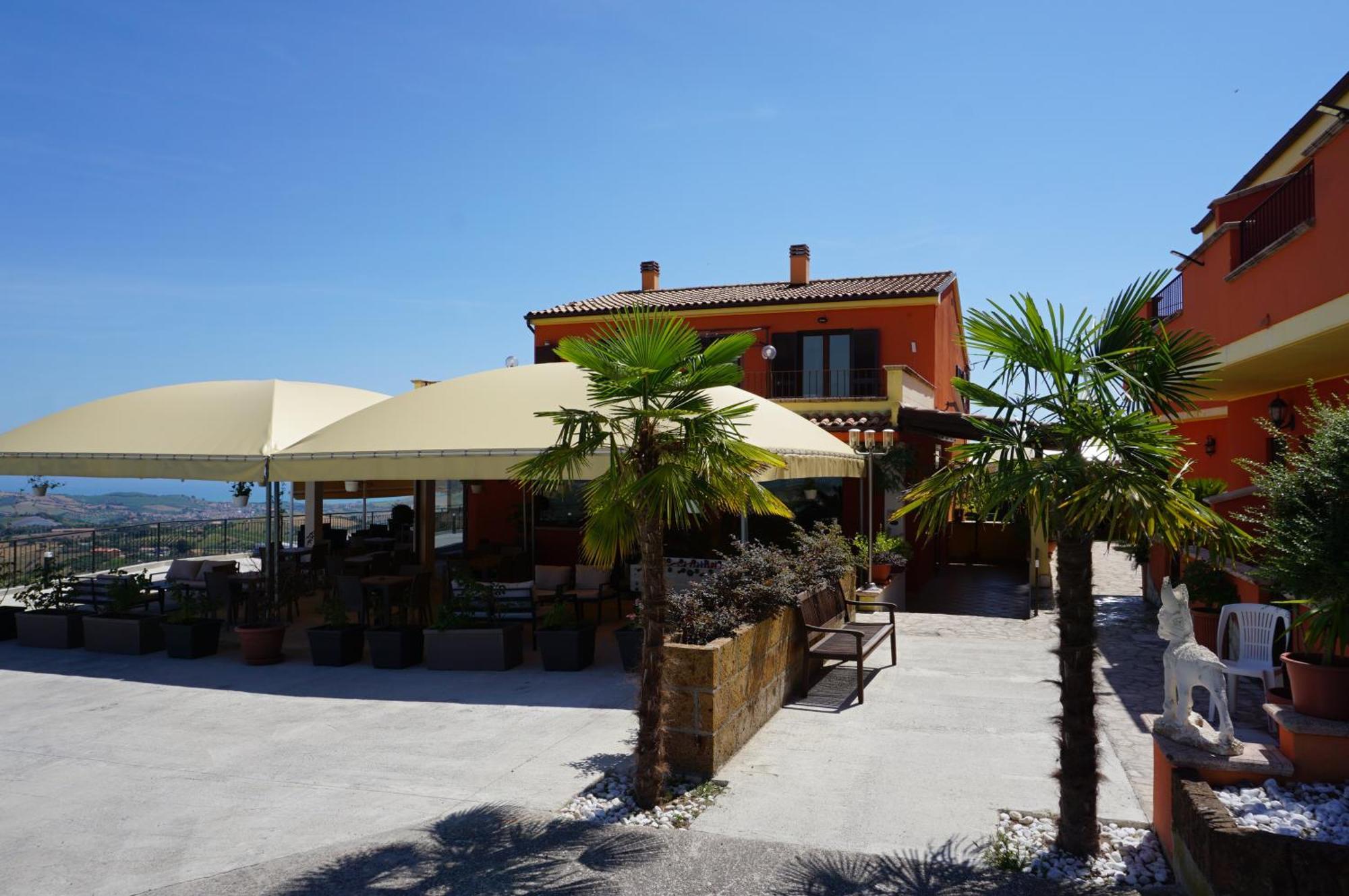 La Terrazza Motta Bed & Breakfast Atri Exterior photo